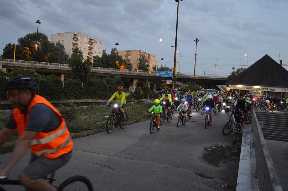 FOTO: V Žiline sa na nočnej cyklojazde stretli cyklisti, vytvorili svetelnú reťaz, foto 7