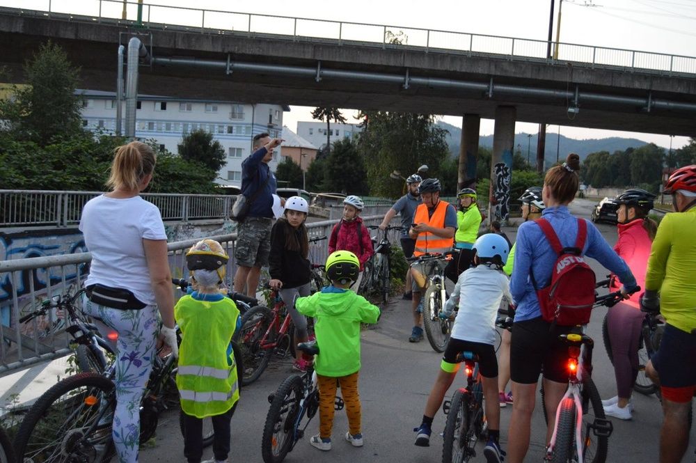 FOTO: V Žiline sa na nočnej cyklojazde stretli cyklisti, vytvorili svetelnú reťaz, foto 9