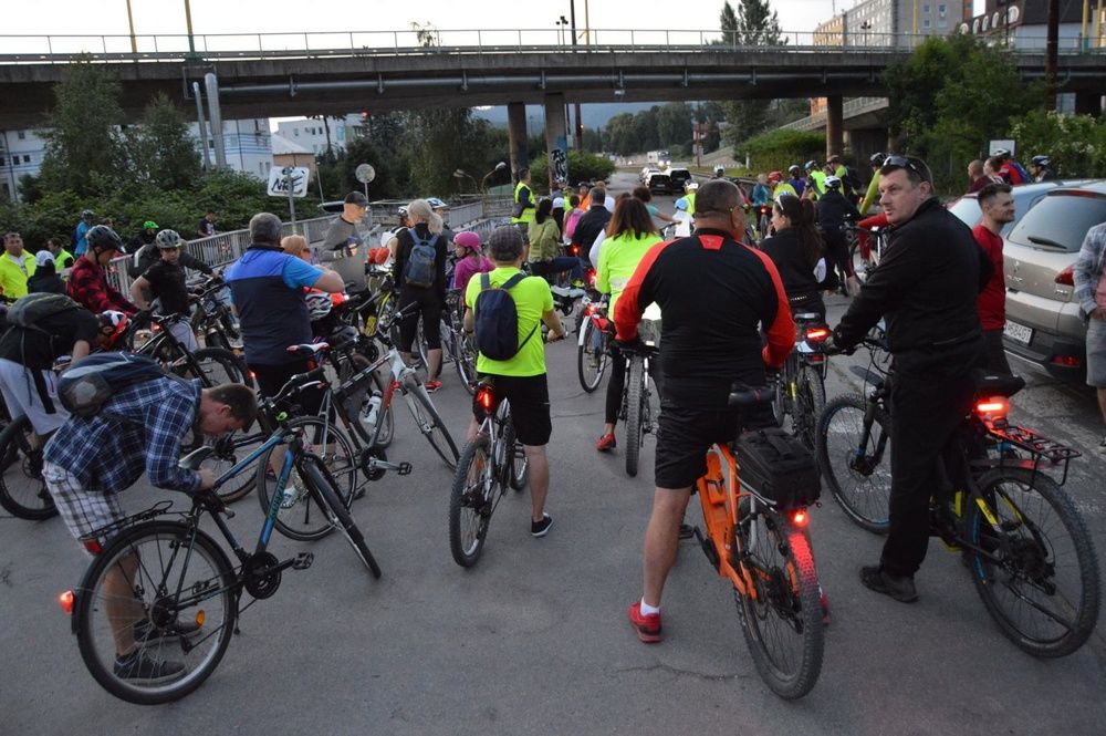 FOTO: V Žiline sa na nočnej cyklojazde stretli cyklisti, vytvorili svetelnú reťaz, foto 10