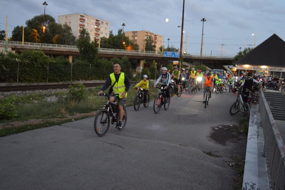 FOTO: V Žiline sa na nočnej cyklojazde stretli cyklisti, vytvorili svetelnú reťaz, foto 11