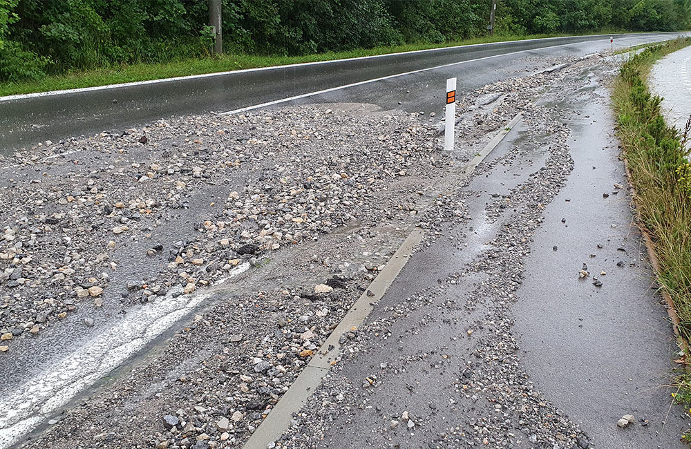 FOTO: Cesta medzi Vlčincami a Solinkami je opäť ťažko prejazdná, motoristi musia zvýšiť opatrnosť, foto 2