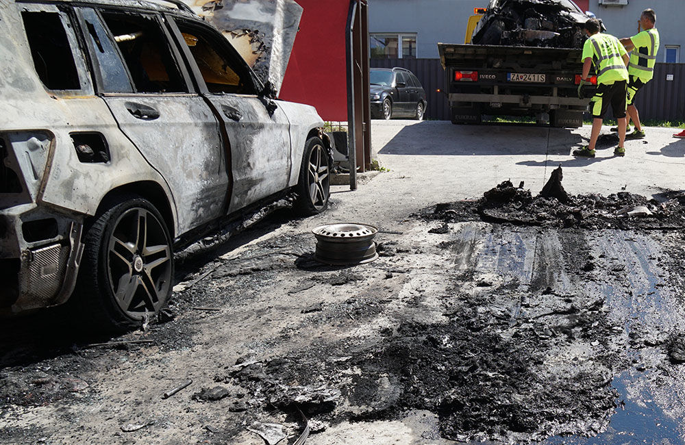 FOTO: Požiar osobných áut v areáli žilinskej firmy, foto 4