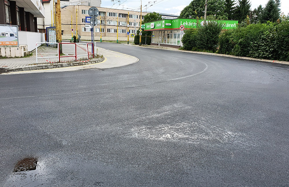 FOTO: Ďalší úsek poškodenej cesty na ulici Komenského je zrekonštruovaný, práce skončili v predstihu, foto 1