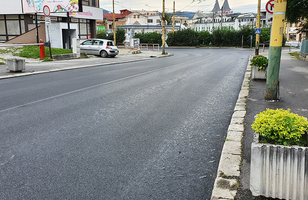 FOTO: Ďalší úsek poškodenej cesty na ulici Komenského je zrekonštruovaný, práce skončili v predstihu, foto 2