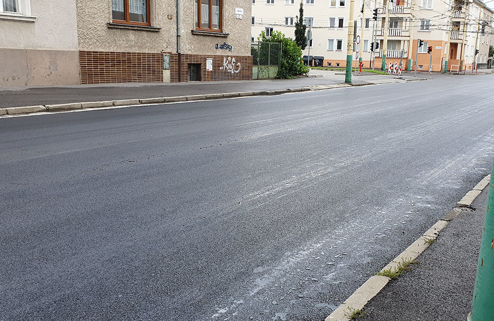 FOTO: Ďalší úsek poškodenej cesty na ulici Komenského je zrekonštruovaný, práce skončili v predstihu, foto 4