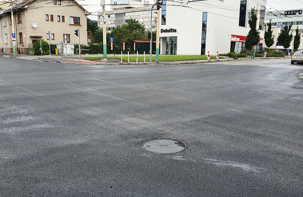 FOTO: Ďalší úsek poškodenej cesty na ulici Komenského je zrekonštruovaný, práce skončili v predstihu, foto 5