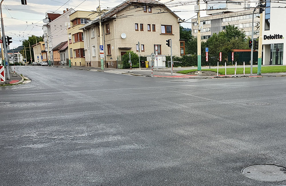 FOTO: Ďalší úsek poškodenej cesty na ulici Komenského je zrekonštruovaný, práce skončili v predstihu, foto 6