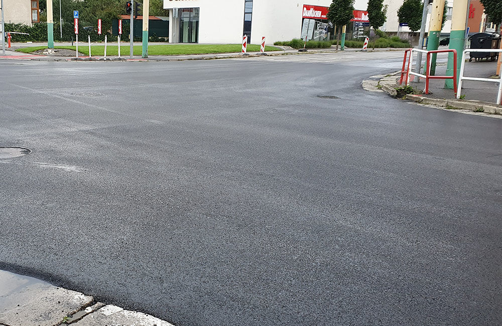 FOTO: Ďalší úsek poškodenej cesty na ulici Komenského je zrekonštruovaný, práce skončili v predstihu, foto 7
