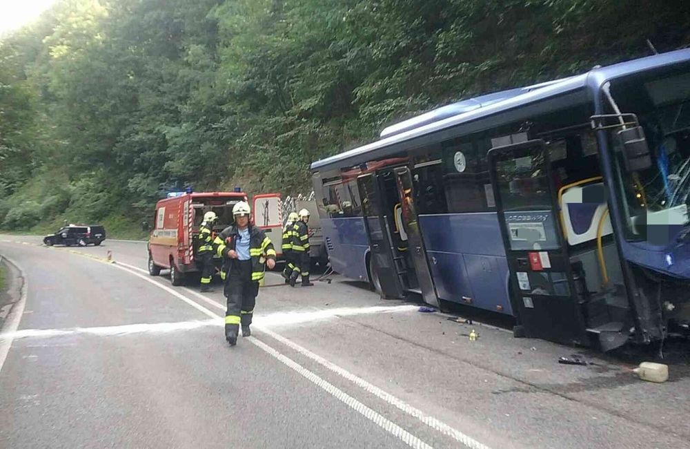 FOTO: Zrážka autobusu s tromi osobnými autami pod Strečnom, foto 1