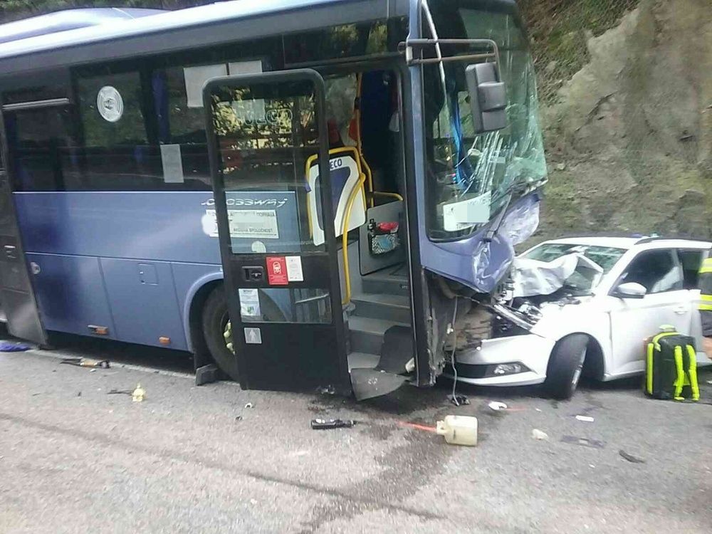FOTO: Zrážka autobusu s tromi osobnými autami pod Strečnom, foto 3