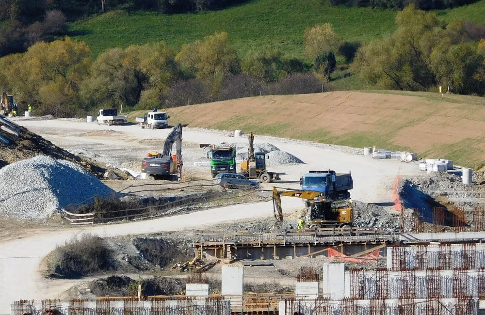 FOTO: Na dostavbe diaľnice D1 sa intenzívne pracuje, za obcou Višňové vyrastajú nové piliere, foto 2