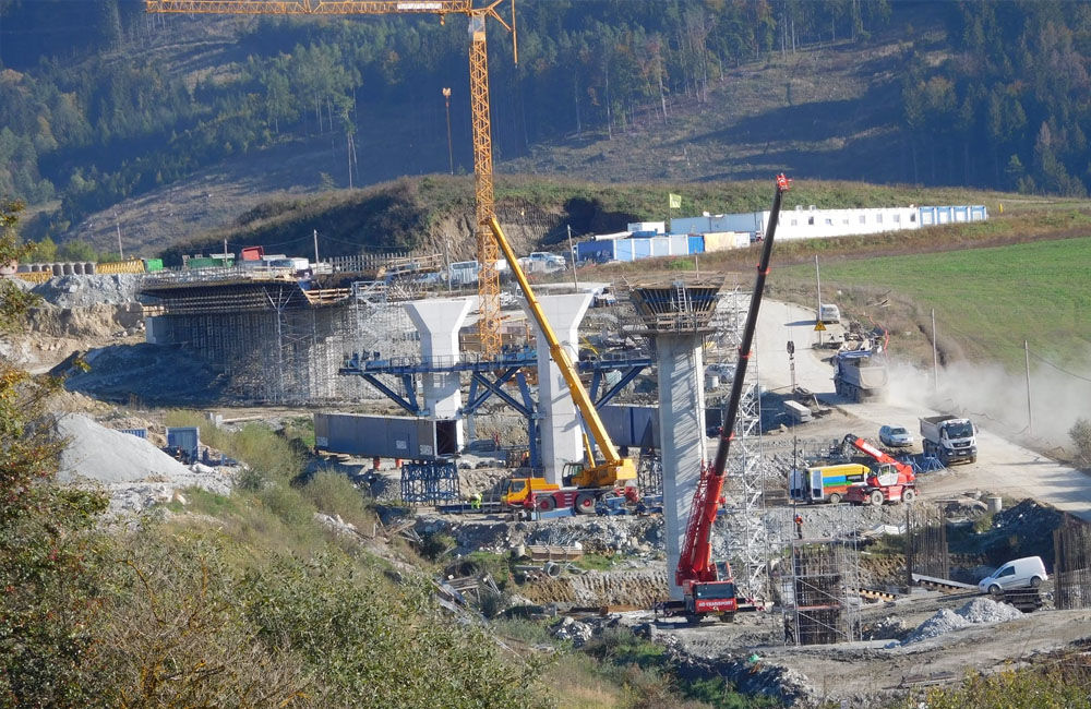 FOTO: Na dostavbe diaľnice D1 sa intenzívne pracuje, za obcou Višňové vyrastajú nové piliere, foto 4