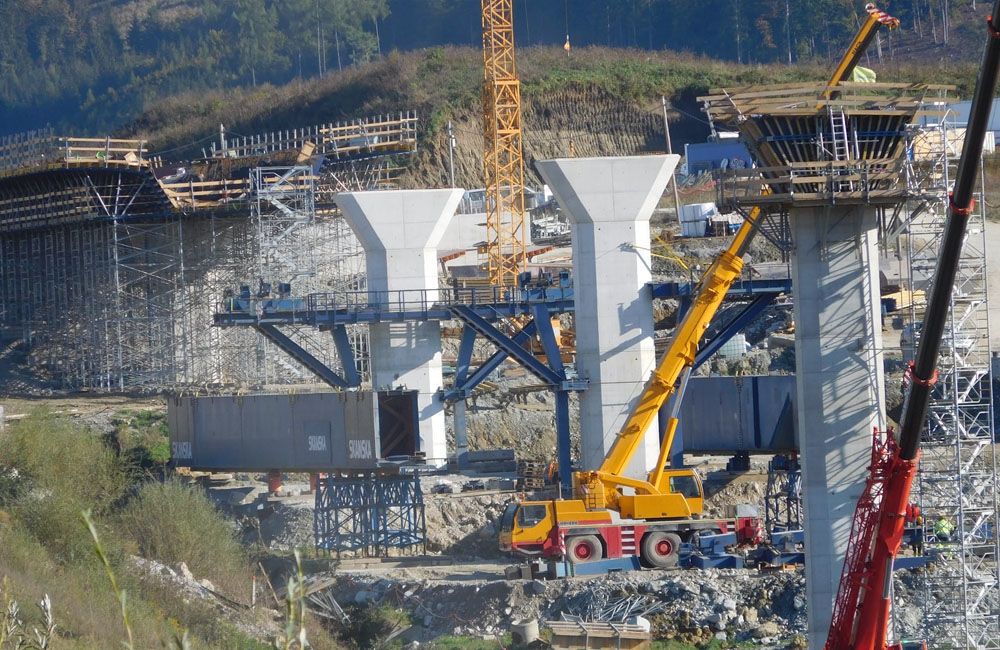 FOTO: Na dostavbe diaľnice D1 sa intenzívne pracuje, za obcou Višňové vyrastajú nové piliere, foto 5