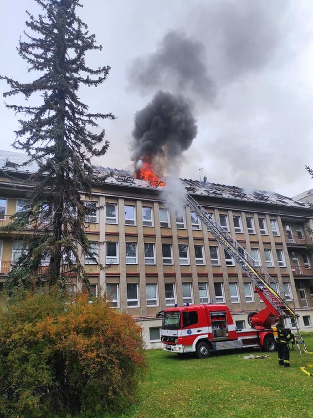 FOTO: Požiar v Ústrednej vojenskej nemocnici v Ružomberku 17.10.2021, foto 5