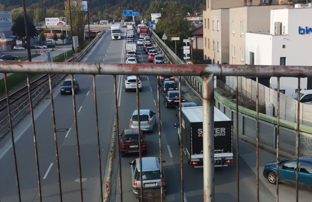 FOTO: Na hlavných ťahoch aj v centre Žiliny kolabuje doprava, dôvodom je nehoda pri Brodne, foto 1