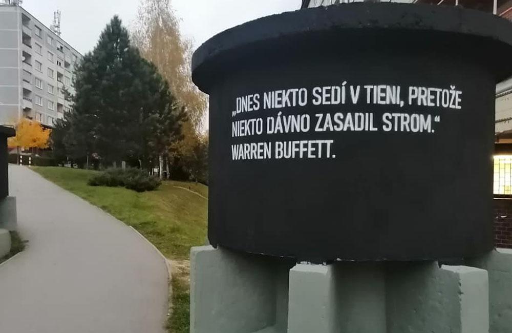 FOTO: Na sídlisku Hájik oživili neestetické betónové šachty citátmi známych osobností, foto 3