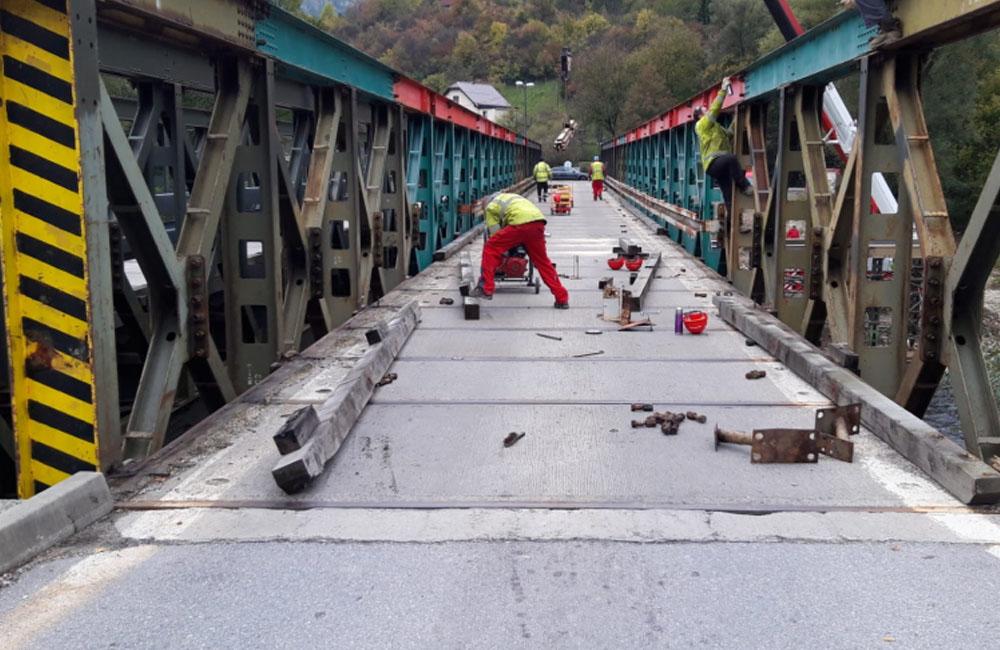FOTO: Rekonštrukcia dočasného premostenia vo Vraní je v plnom prúde, uzávierka potrvá do 30. novembra, foto 4
