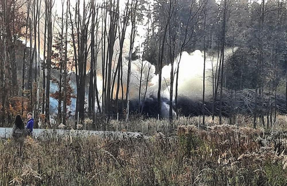 FOTO: V blízkosti diaľnice D1 pri Hôrkach horí skládka dreva, oheň sa rýchlo rozširuje, foto 3
