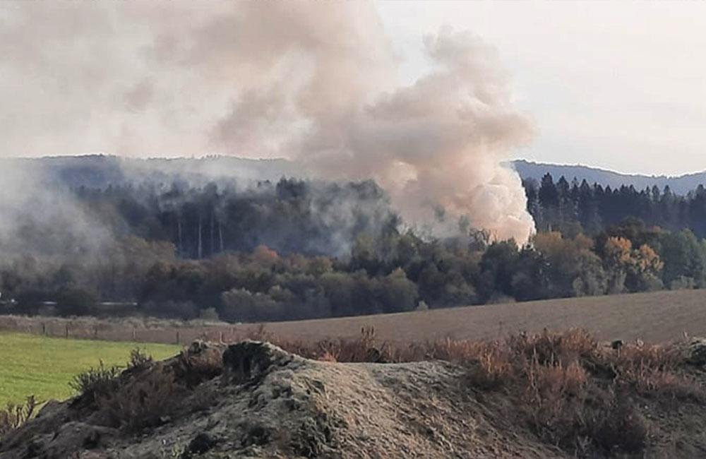 FOTO: V blízkosti diaľnice D1 pri Hôrkach horí skládka dreva, oheň sa rýchlo rozširuje, foto 1