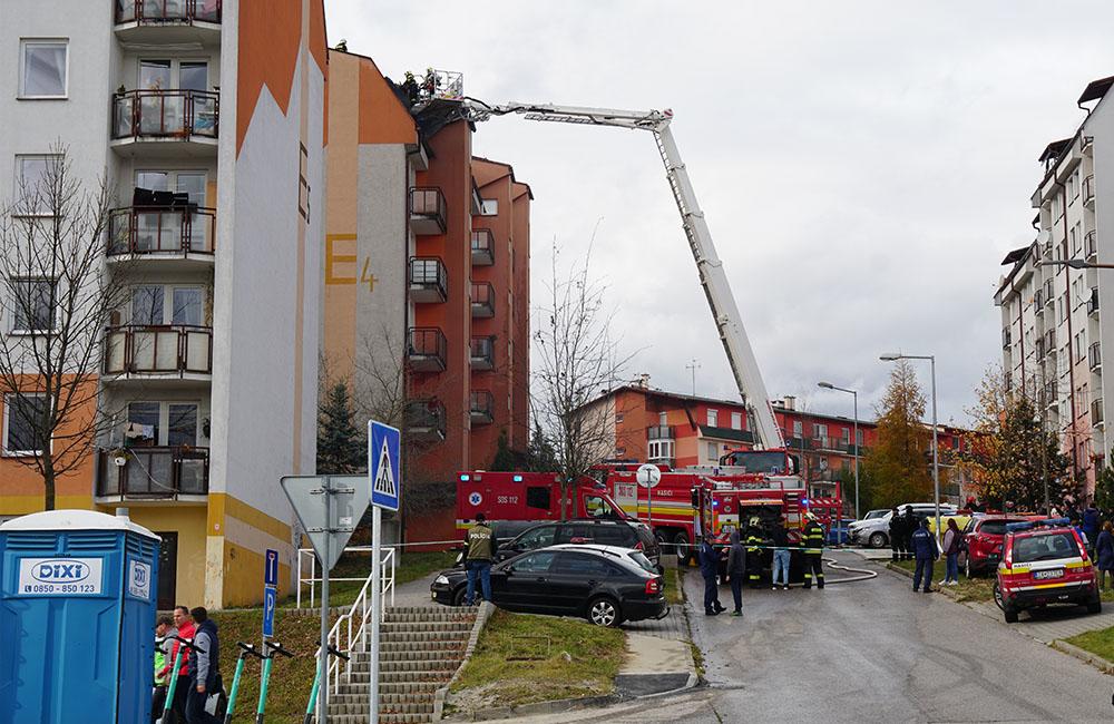 FOTO: Požiar bytového domu na sídlisku Hájik v Žiline 4.11.2021, foto 18