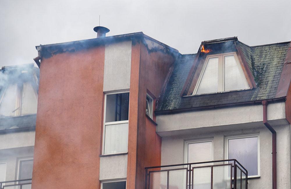 FOTO: Požiar bytového domu na sídlisku Hájik v Žiline 4.11.2021, foto 23