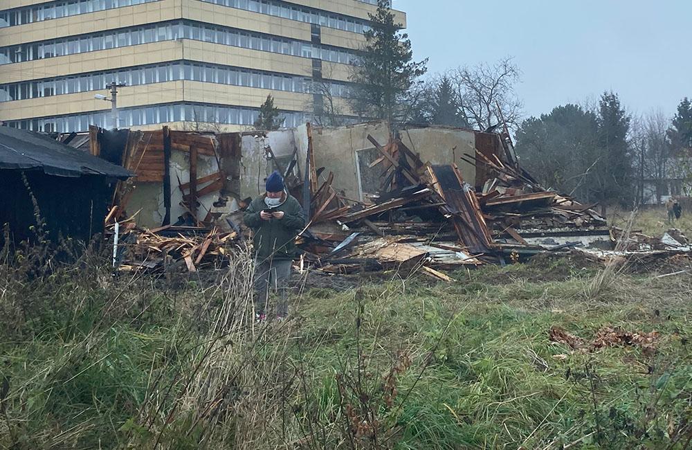 FOTO: Hasiči od skorých ranných hodín likvidujú v Žiline požiar opustenej bytovky , foto 4