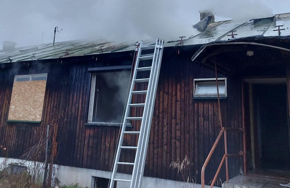 FOTO: Hasiči od skorých ranných hodín likvidujú v Žiline požiar opustenej bytovky , foto 6