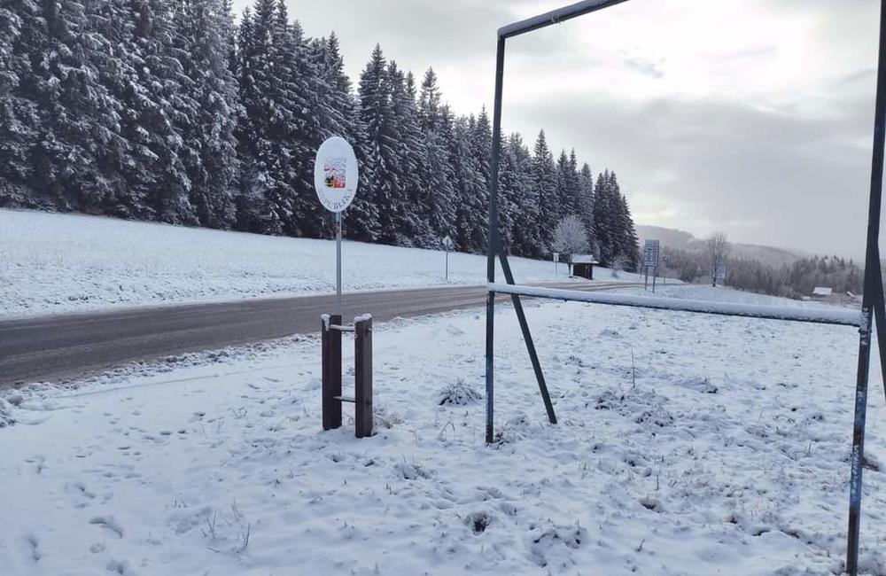 FOTO: Predpovedané sneženie zasiahlo Kysuce, najväčšiu nádielku hlásia v obci Makov, foto 4