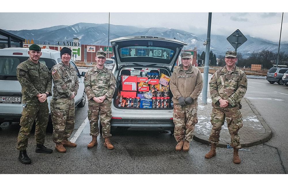 FOTO: Vojaci rozdávali darčeky pre deti v detskom domove v Necpaloch, foto 4