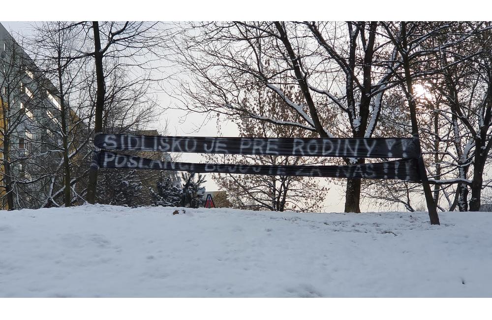 FOTO: Na sídlisku Vlčince sa objavili transparenty proti výstavbe parkovacieho domu, foto 4