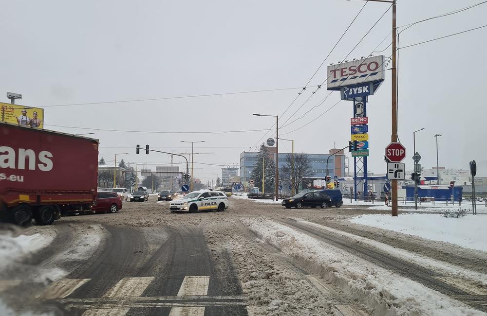 FOTO: Sneženie spôsobuje komplikácie na cestách v Žilinskom kraji aj na Štedrý deň, foto 1