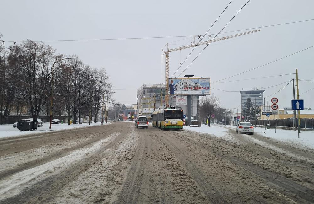 FOTO: Sneženie spôsobuje komplikácie na cestách v Žilinskom kraji aj na Štedrý deň, foto 2