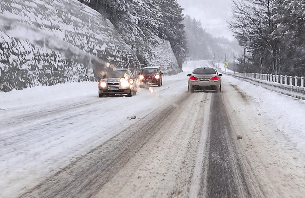 FOTO: Sneženie spôsobuje komplikácie na cestách v Žilinskom kraji aj na Štedrý deň, foto 4