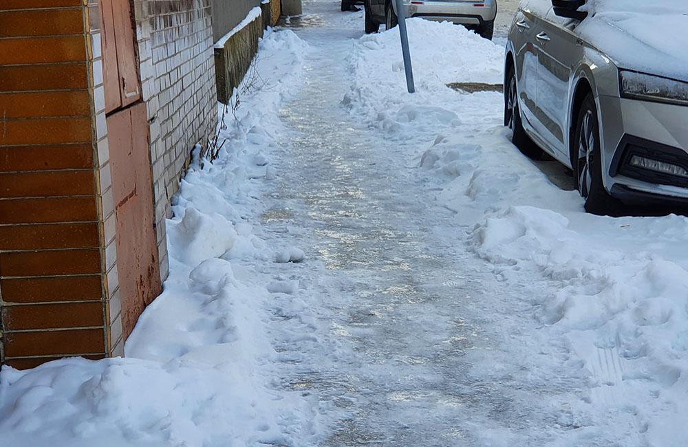 FOTO: Viaceré chodníky v Žiline sú pokryté ľadom, neočistené sú aj schodiská či zastávky MHD, foto 2