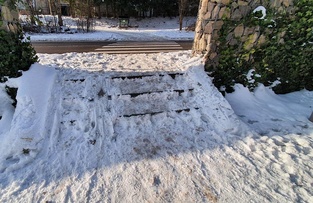 FOTO: Viaceré chodníky v Žiline sú pokryté ľadom, neočistené sú aj schodiská či zastávky MHD, foto 5