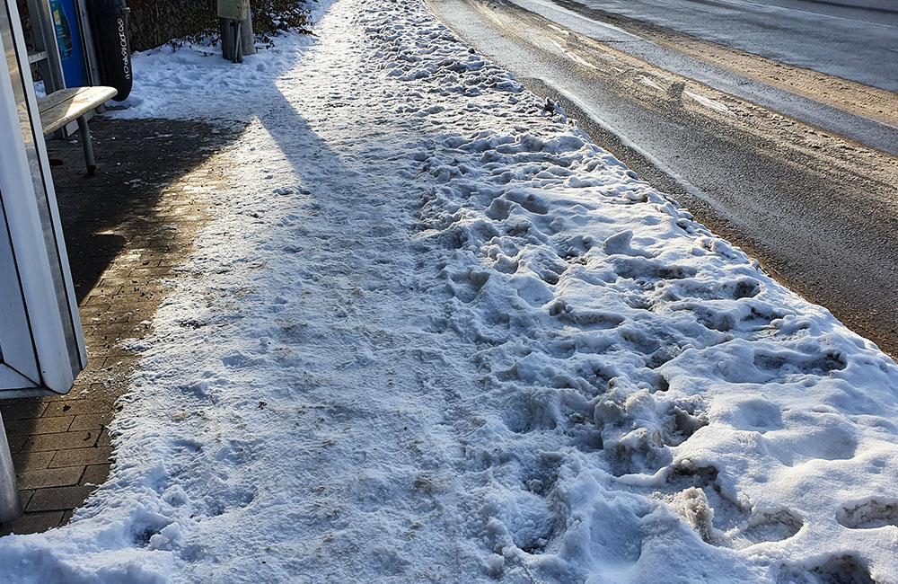 FOTO: Viaceré chodníky v Žiline sú pokryté ľadom, neočistené sú aj schodiská či zastávky MHD, foto 7