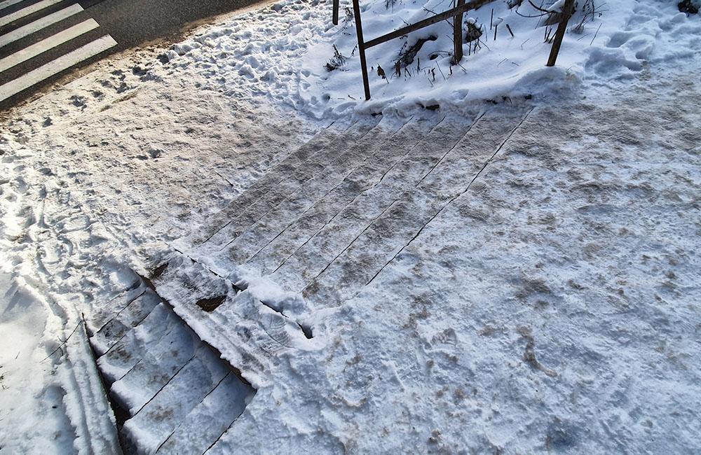FOTO: Viaceré chodníky v Žiline sú pokryté ľadom, neočistené sú aj schodiská či zastávky MHD, foto 8