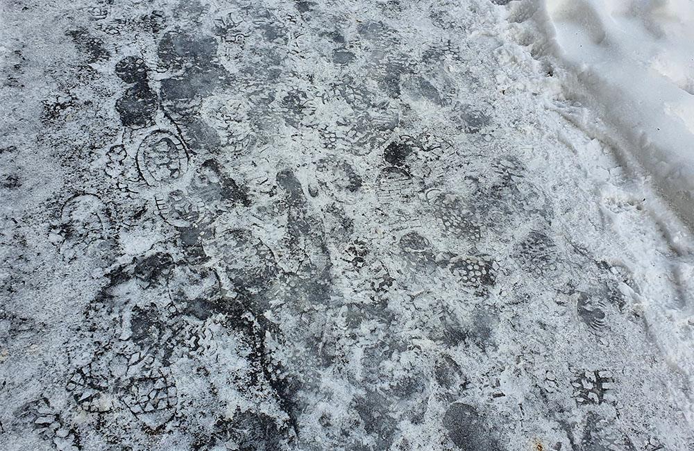 FOTO: Viaceré chodníky v Žiline sú pokryté ľadom, neočistené sú aj schodiská či zastávky MHD, foto 9