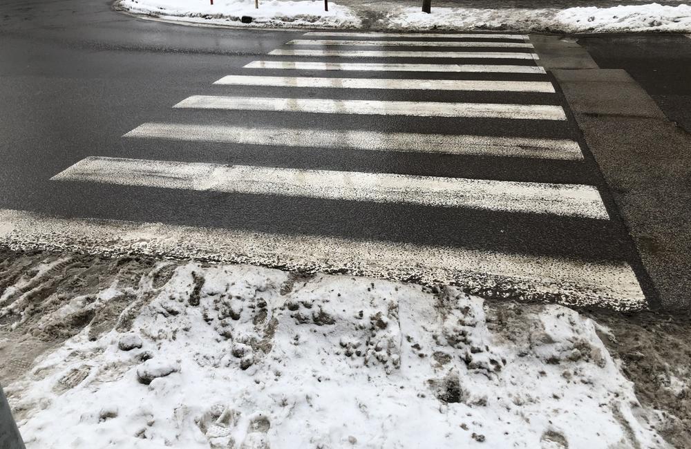 FOTO: Kritická situácia na chodníkoch počas zimy v Žiline, foto 1