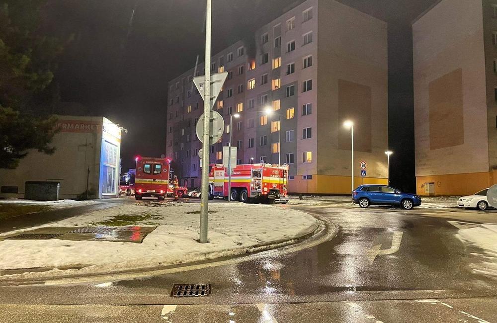 FOTO: Na žilinskom sídlisku Solinky ráno horel byt, zasahovalo dvadsať hasičov, foto 1