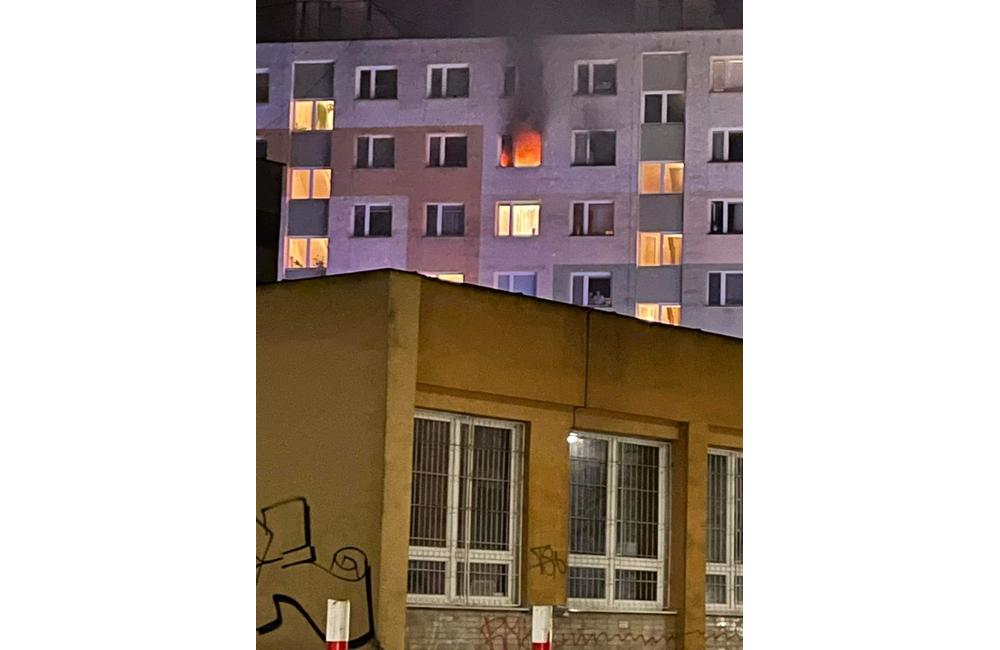 FOTO: Na žilinskom sídlisku Solinky ráno horel byt, zasahovalo dvadsať hasičov, foto 2