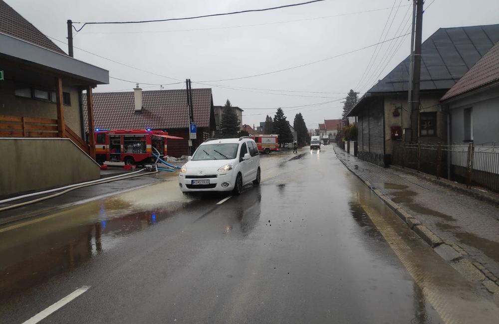 FOTO: Cestu prvej triedy medzi Párnicou a Zázrivou zatopila voda, na mieste zasahujú hasiči, foto 5