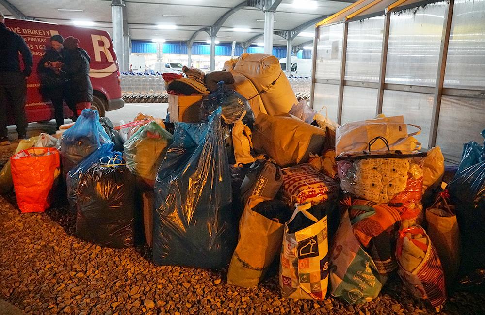 FOTO: Zbierku materiálnej pomoci obyvateľom Ukrajiny podporilo množstvo ľudí, naplnili už sedem dodávok, foto 7