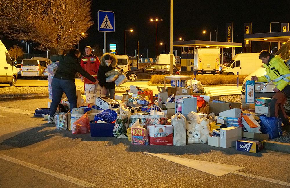 FOTO: Zbierku materiálnej pomoci obyvateľom Ukrajiny podporilo množstvo ľudí, naplnili už sedem dodávok, foto 9