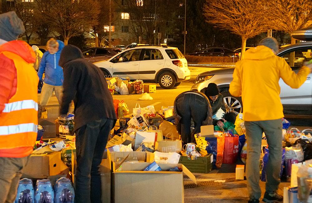 FOTO: Zbierku materiálnej pomoci obyvateľom Ukrajiny podporilo množstvo ľudí, naplnili už sedem dodávok, foto 10