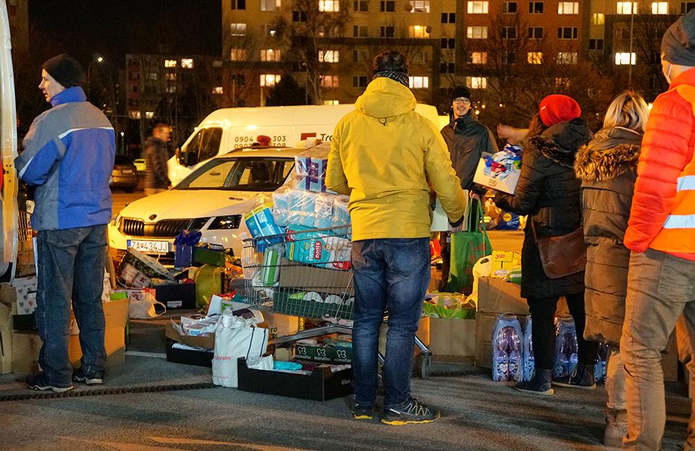 FOTO: Zbierku materiálnej pomoci obyvateľom Ukrajiny podporilo množstvo ľudí, naplnili už sedem dodávok, foto 11