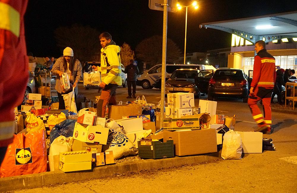 FOTO: Zbierku materiálnej pomoci obyvateľom Ukrajiny podporilo množstvo ľudí, naplnili už sedem dodávok, foto 13