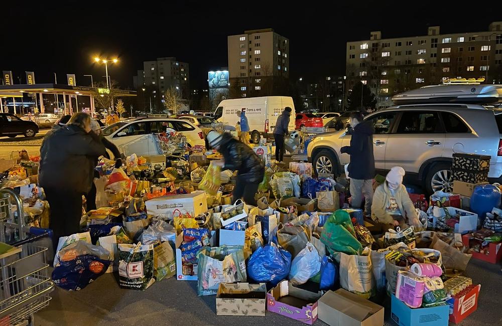 FOTO: Zbierku materiálnej pomoci obyvateľom Ukrajiny podporilo množstvo ľudí, naplnili už sedem dodávok, foto 1