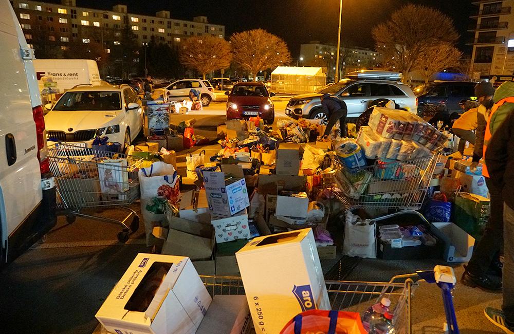 FOTO: Zbierku materiálnej pomoci obyvateľom Ukrajiny podporilo množstvo ľudí, naplnili už sedem dodávok, foto 5