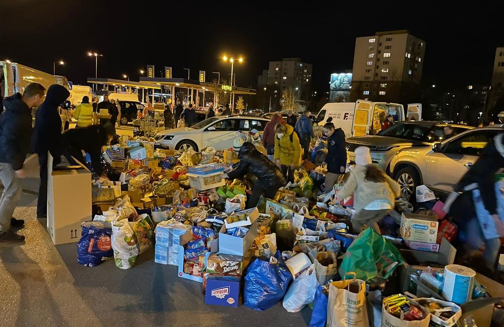 FOTO: Zbierku materiálnej pomoci obyvateľom Ukrajiny podporilo množstvo ľudí, naplnili už sedem dodávok, foto 2